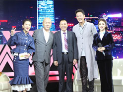 大道董事長(zhǎng)羅永輝與著名歌星劉尊老師、汪正正老師、郭津彤老師、主持人雅琪在北京電視臺(tái)錄制節(jié)目現(xiàn)場(chǎng)親切合影